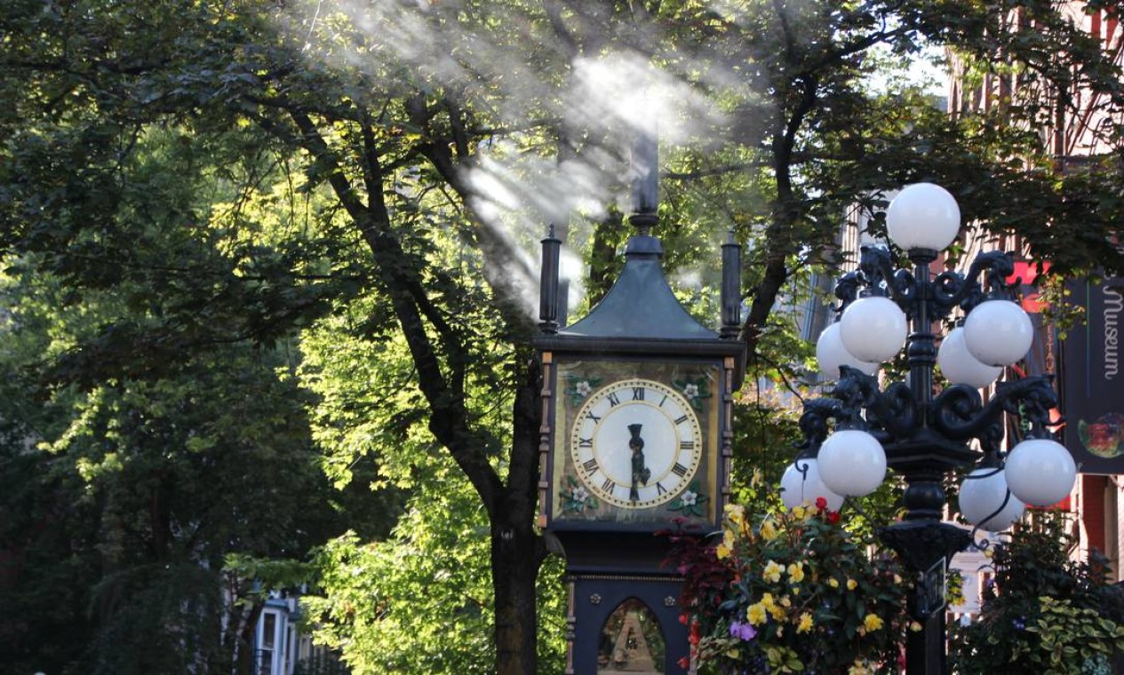 Vancouver é a principal cidade da Costa Oeste canadense. Um dos destaques é o charmoso distrito de Gastown, onde fica o Steam Clock, que a cada 15 minutos apita e solta vapor Foto: Eduardo Maia / O Globo