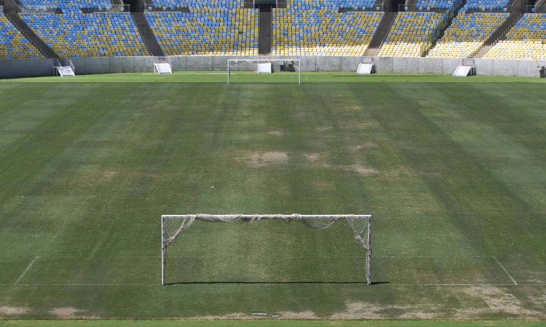 O estádio precário do gramado do Maracanã. O estádio está sem luz desde sexta-feira Foto: Guito Moreto