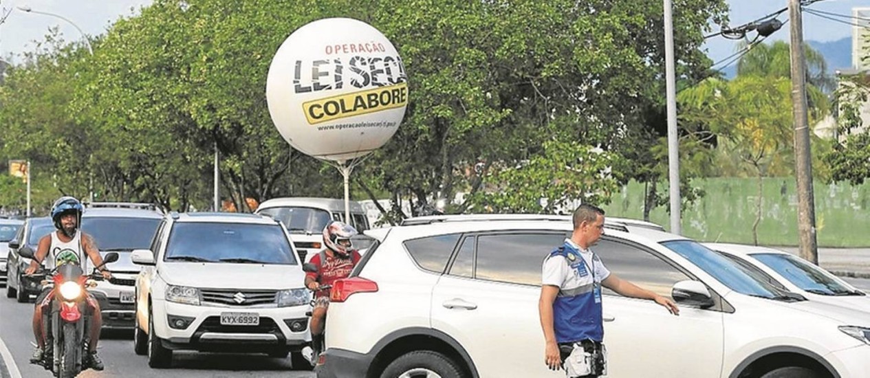 Blitz da Lei Seca surpreende banhistas na saída da praia 