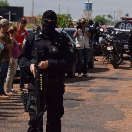 Policiais em frente à Penitenciária Agrícola de Monte Cristo, em Roraima Foto: Rodrigo Sales/Agência O Globo