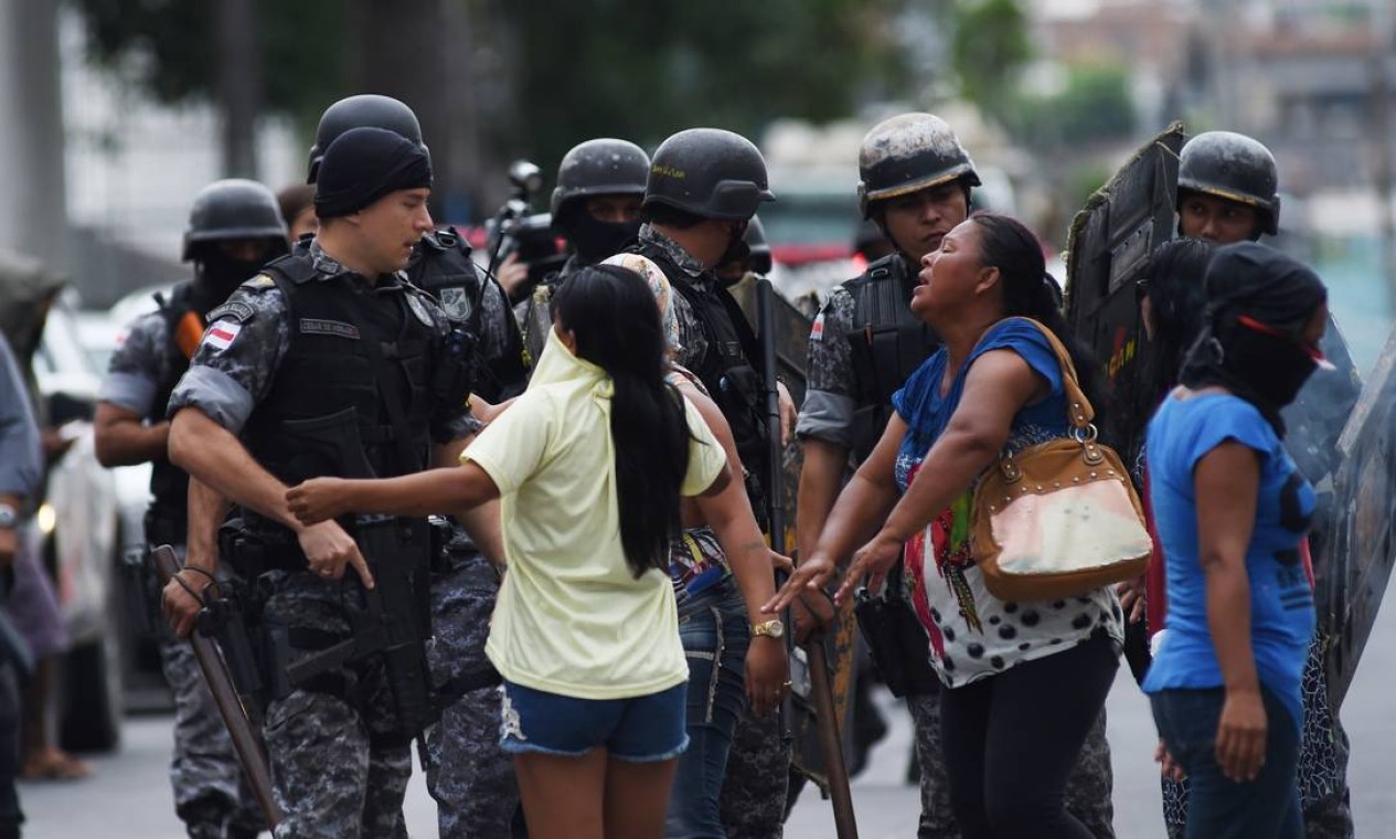 Parentes de presos se desesperam em frente ao presídio Raimundo Vidal Pessoa, em Manaus, após rebelião Foto: Chico Batata