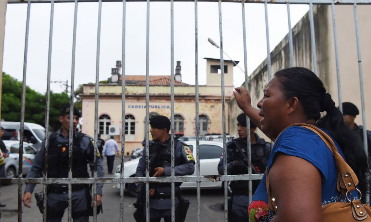 Mulher pede informações sobre mortos na rebeliação da madrugada deste domingo Foto: Chico Batata