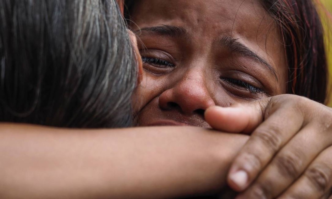 Mulher chora após saber que seu marido foi um dos presos mortos durante o motim Foto: RAPHAEL ALVES / AFP