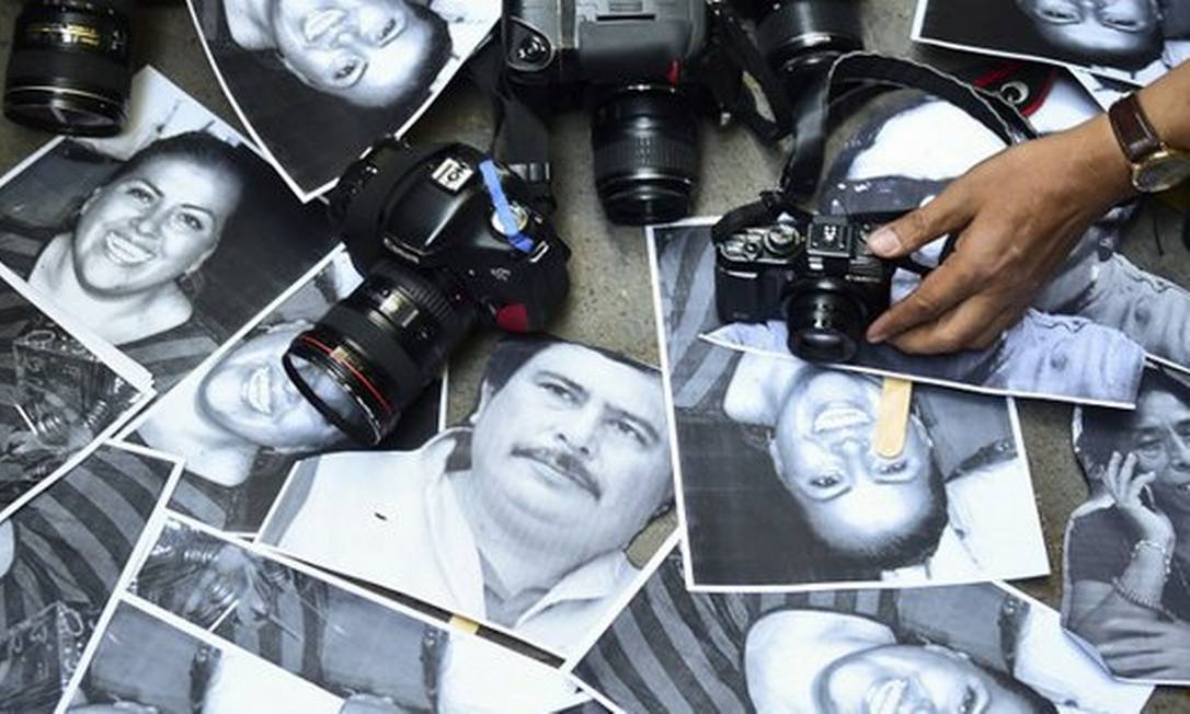 
Fotos de jornalistas mortos na Cidade do México em protesto em 2017 Foto:
/
Ronaldo Schemidt/AFP
