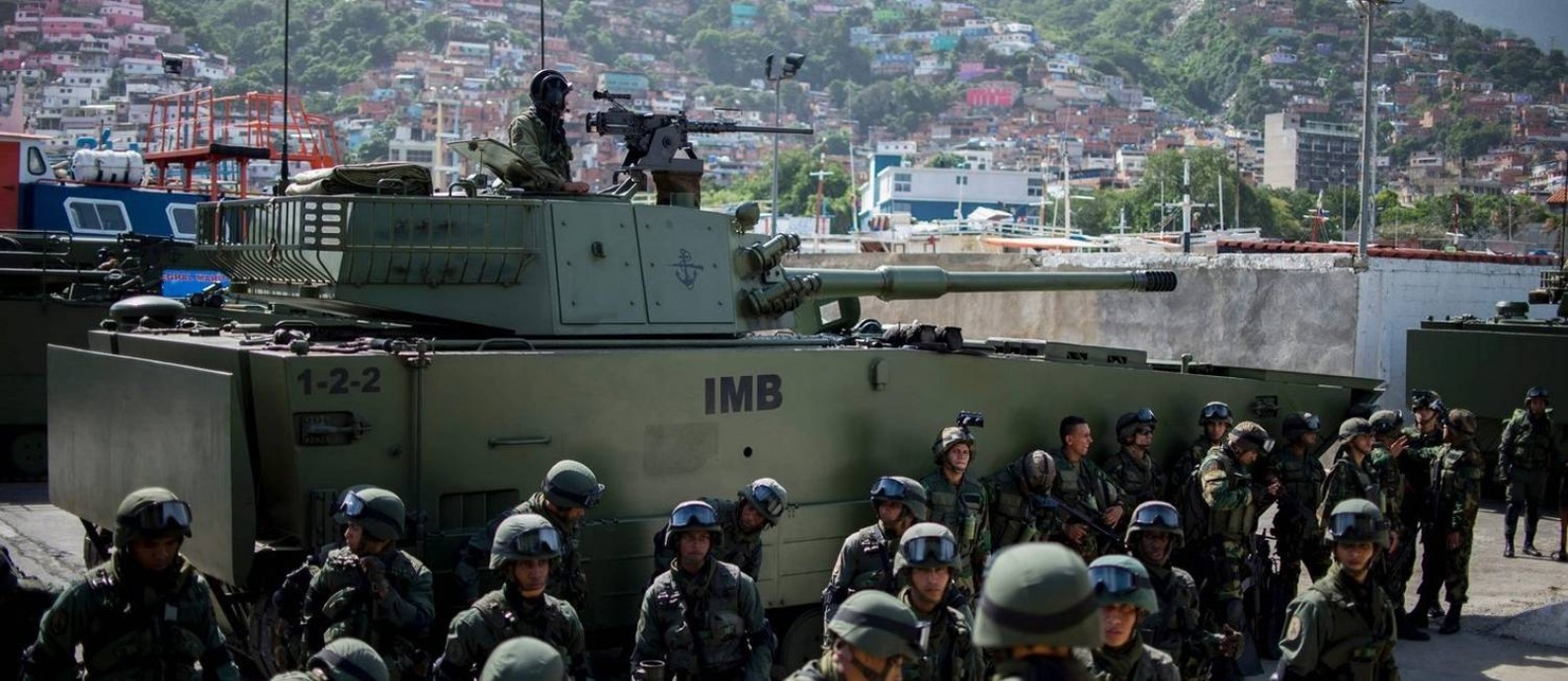 Exercícios militares. Soldados venezuelanos se preparam para embarcar no porto de La Guaira; crise não impediu expansão de gastos com Defesa
Foto: FEDERICO PARRA / AFP/8-1-2017