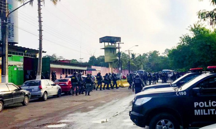 Agentes da Força Nacional chegal ao complexo Penitenciário Anísio Jobim Foto: Chico Batata