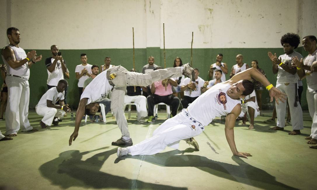 Capoeira movimento AU Red Bull Paranauê