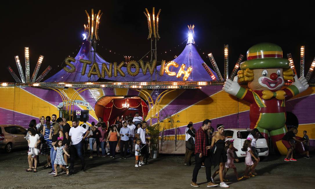 Circo Stankowich, o maior do país, no fim de um espetáculo em São Paulo Foto: Edilsson Dantas / Agência O Globo