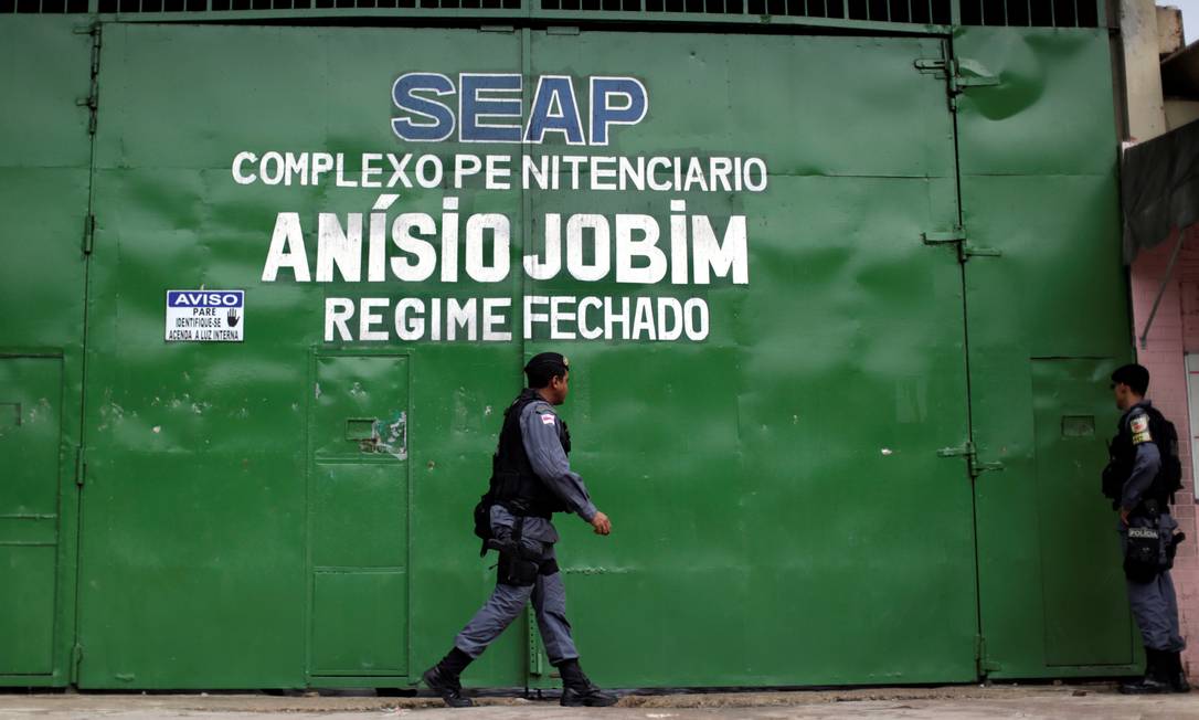 
Policial anda na frente da porta do complexo penitenciário Anísio Jobim, em Manaus
Foto:
Ueslei Marcelino
/
Reuters / 3-1-2017
