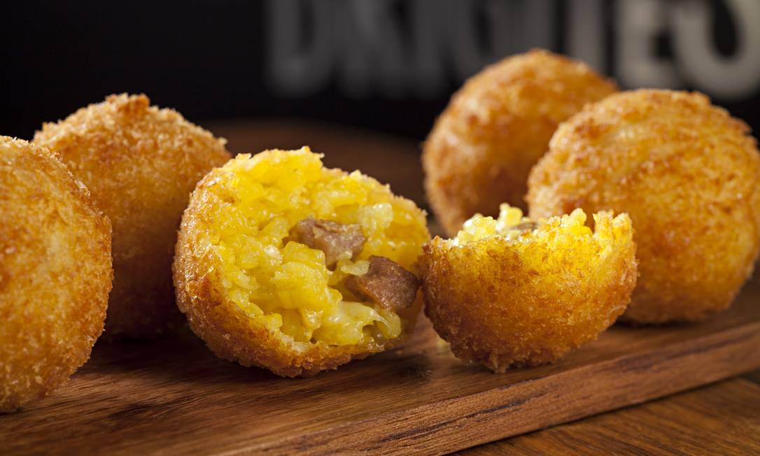 Aprenda a fazer um bolinho de risoto irresistível Jornal O Globo