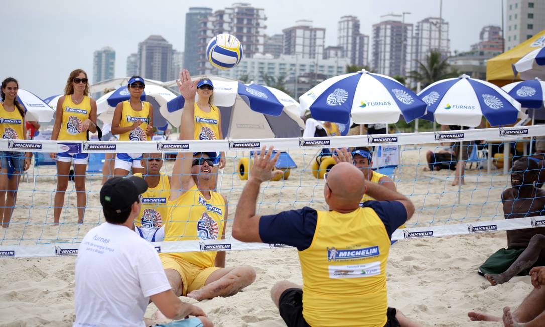 Praia para Todos também tem esportes adaptados, como o vôlei sentado Foto: Divulgação