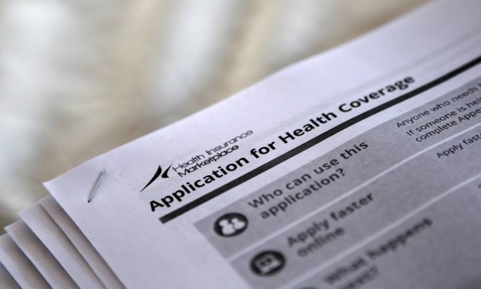 Documento de aplicação para cobertura de saúde no 'Obamacare': programa beneficiou 20 milhões em 2016 Foto: Jonathan Bachman / REUTERS