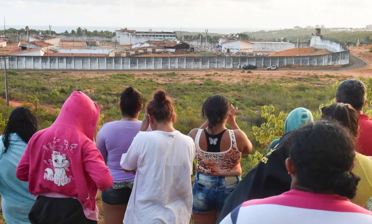 Familiares observam, à distância, a Penitenciária Estadual de Alcaçuz Foto: Josemar Gonçalves/Stringer/Reuters