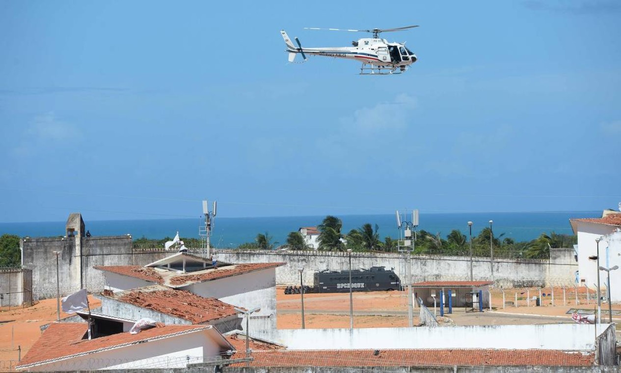 Um helicóptero da Polícia Militar sobrevoa a penitenciária para dar apoio à ação. Foto: ANDRESSA ANHOLETE / AFP