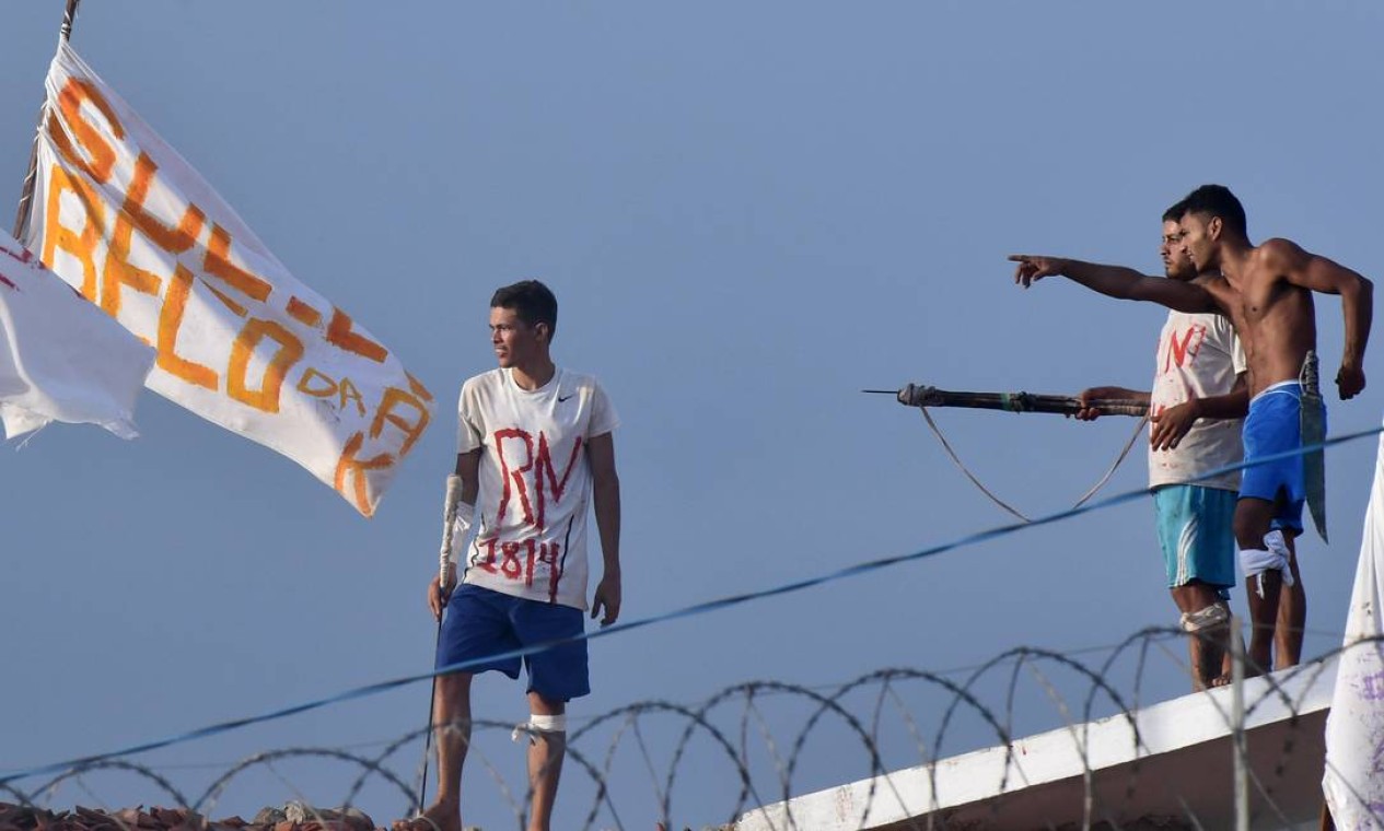 A rebelião na Penitenciária de Alcaçuz foi iniciada no último sábado, e já dura cinco dias Foto: Josemar Gonçalves/Stringer/Reuters