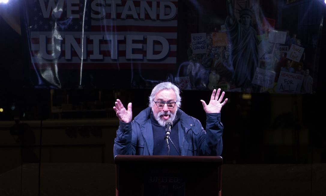 Protesto contra Trump na véspera da posse reúne De Niro e Michael Moore ...