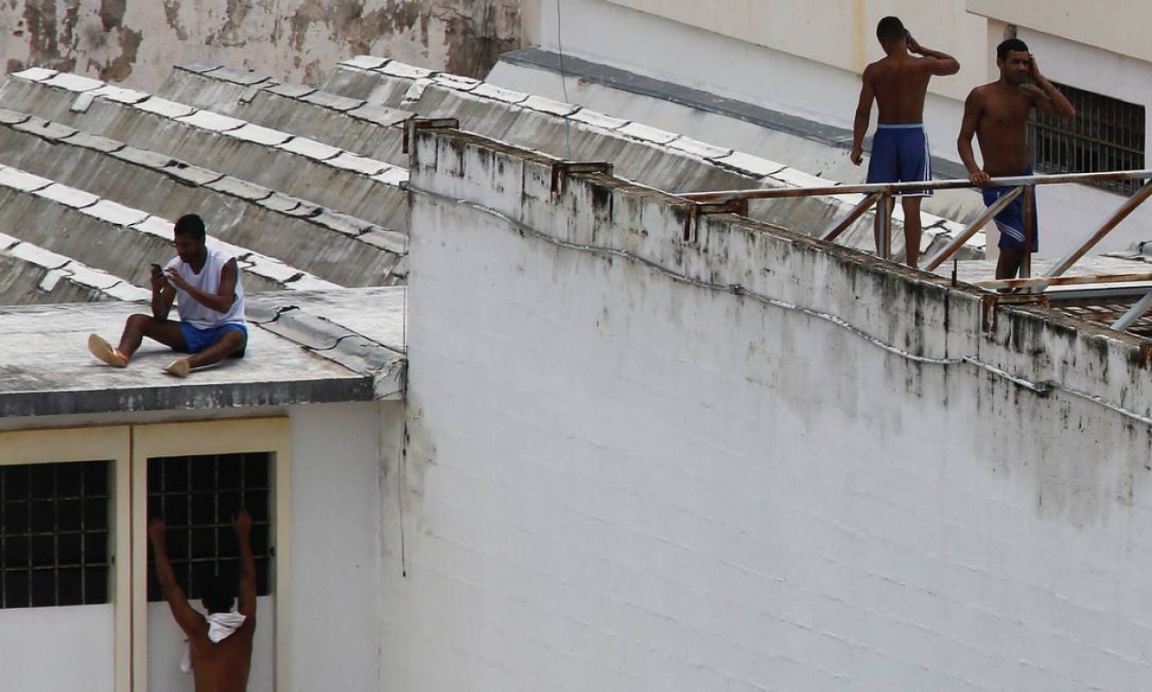 Desde o massacre, os presos controlam o presídio e ocupam os telhados dos pavilhões Foto: NACHO DOCE / REUTERS