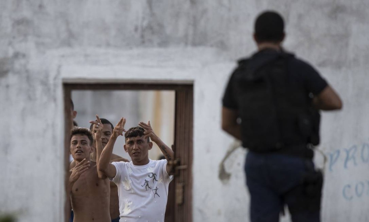 Um detento foi baleado ao tentar fugir uma semana após o massacre. Agentes da Força Nacional reforçam a segurança no entorno Foto: Felipe Dana / AP