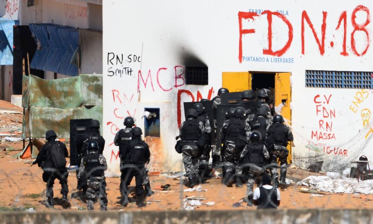 A tropa de choque da PM precisou usar balas de borracha e entrar na penitenciária para conter a briga Foto: ANDRESSA ANHOLETE / AFP