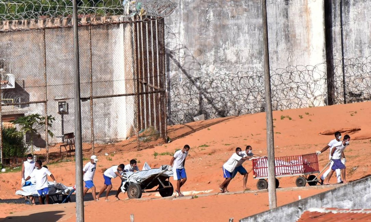 A maioria dos corpos dos 26 detentos mortos foi decapitada ou esquartejada Foto: STRINGER / REUTERS