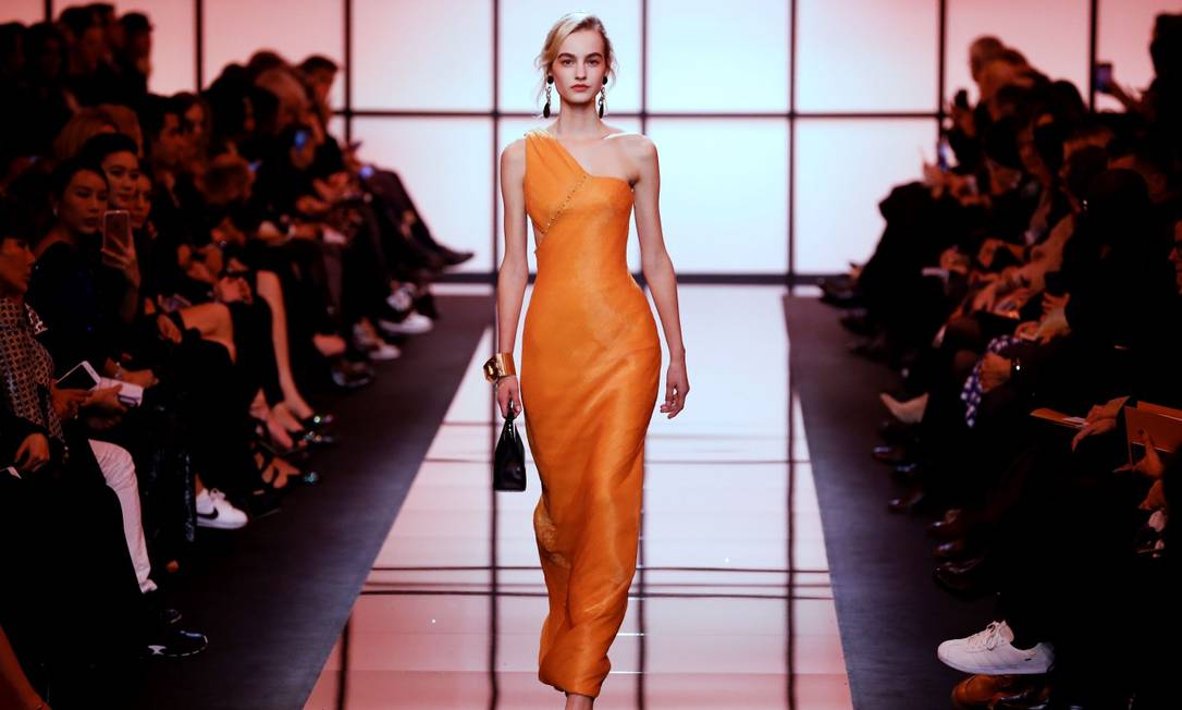 Laranja domina a passarela de alta-costura de Giorgio Armani