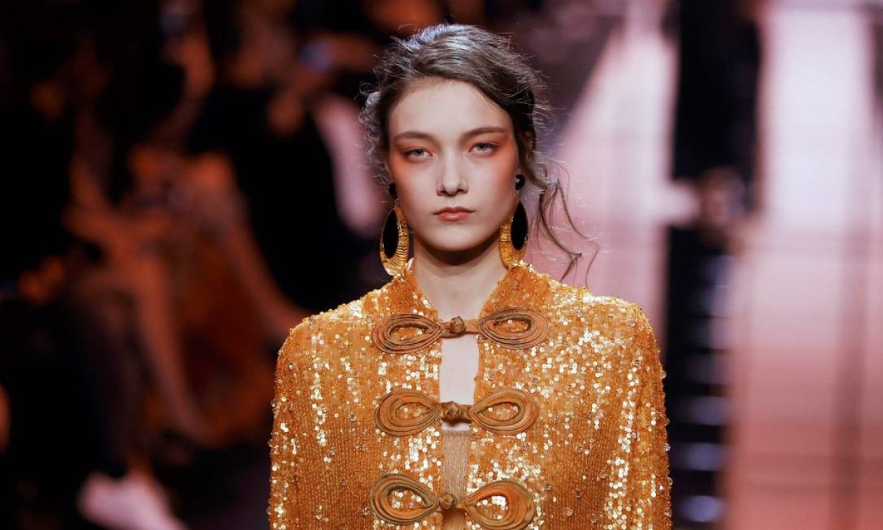 Laranja domina a passarela de alta-costura de Giorgio Armani