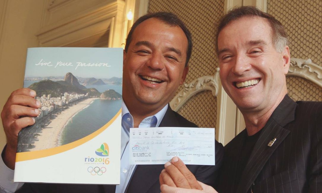 Em 2009 Sergio Cabral recebe de Eike Batista cheque de R$ 13 milhões que doou ao Comitê de Candidatura Rio 2016 Foto: Divulgação / Local