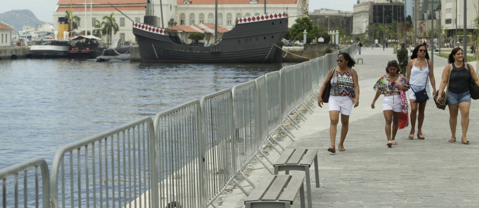 Marinha instalou grades na Orla Conde Foto: Gabriel de Paiva / Agência O Globo