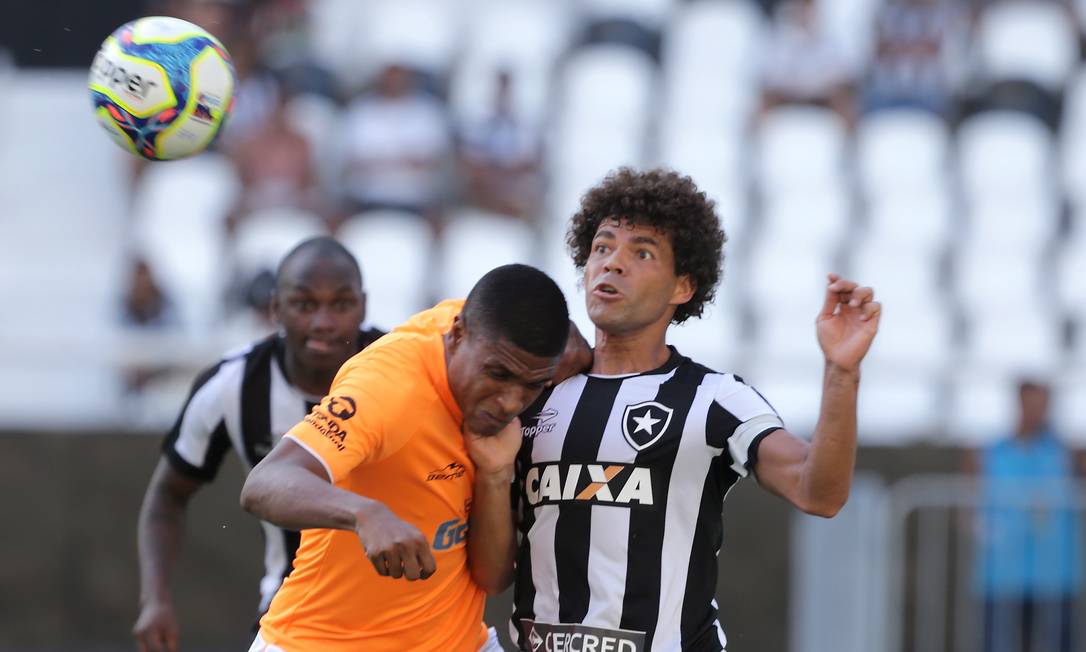 Camilo teve atuação regular no empate entre Botafogo e Nova Iguaçu Foto: Marcelo Theobald / Agência O Globo