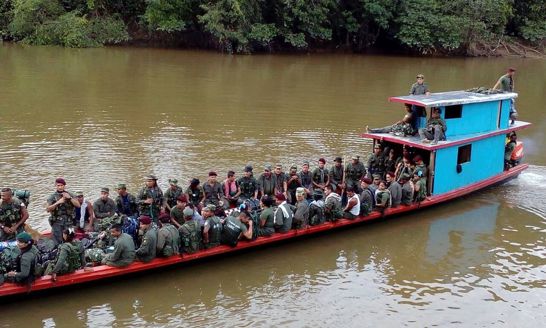 Guerrilheiros das Farc viajam de barco para áreas de transição Foto: HO / AFP