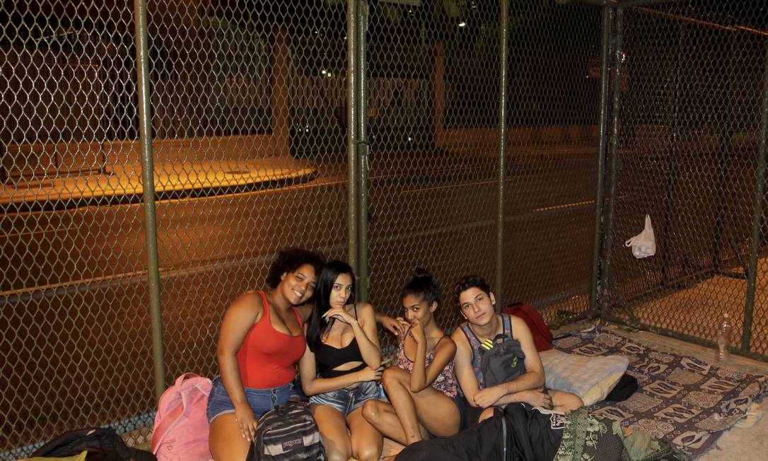Parte do grupo que estava acampado na madrugada desta quarta-feira no Sambódromo Foto: Pedro Teixeira / Agência O Globo