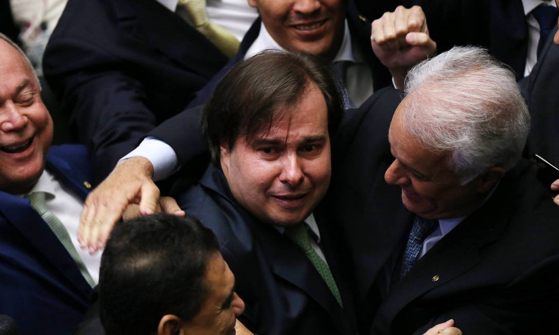 O deputado Rodrigo Maia chora ao ser reeleito presidente da Câmara Foto: ADRIANO MACHADO / REUTERS