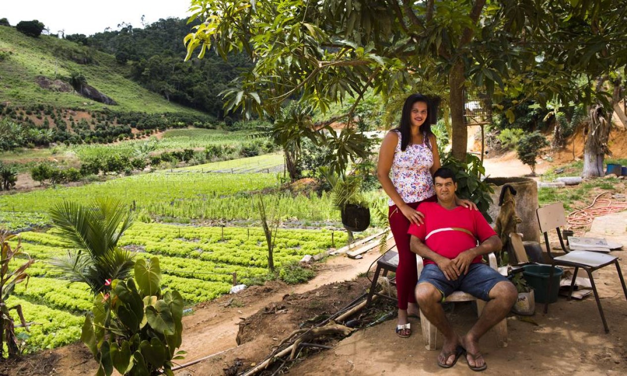 O lavrador Manoel Clementino Lopes com a filha, Carmen: ele chegou a ser desenganado devido à febre hemorrágica e à falência do fígado Foto: Mônica Imbuzeiro / O GLOBO