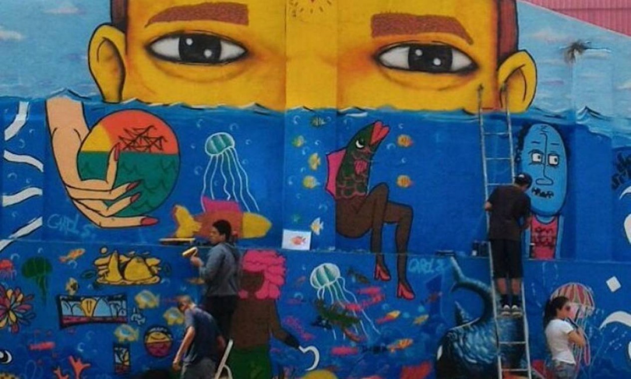 Rui Amaral - Um dos curadores do mural apagado na Avenida 23 de Maio, em São Paulo. Aqui, painel feito com alunos do curso de grafite do Sesc Pompeia Foto: Divulgação