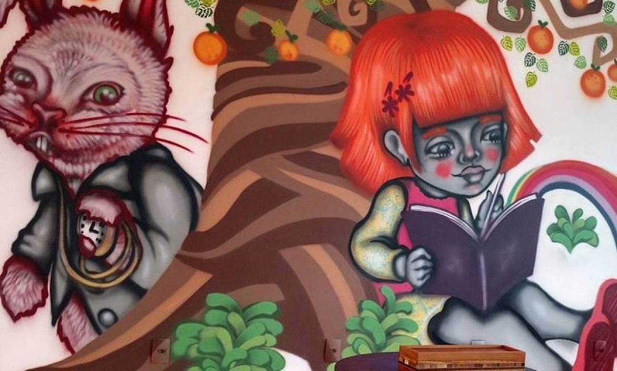 Tikka - A artista de São Paulo vem anualmeqnte grafitar no Meeting of Favela, festival de arte urbana realizado na comunidade da Vila Operária, em Duque de Caxias Foto: Divulgação