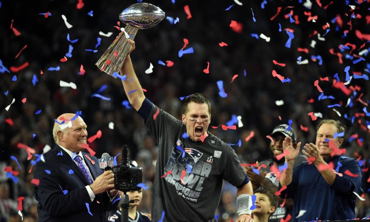 Tom Brady ergue o troféu após a vitória do New England Patriots sobre o Atlanta Falcons no Super Bowl Foto: TIMOTHY A. CLARY / AFP