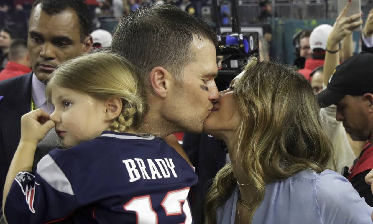 O doce beijo da vitória do quarterback campeão, Tom Brady, e sua esposa Gisele Bundchen Foto: Patrick Semansky / AP