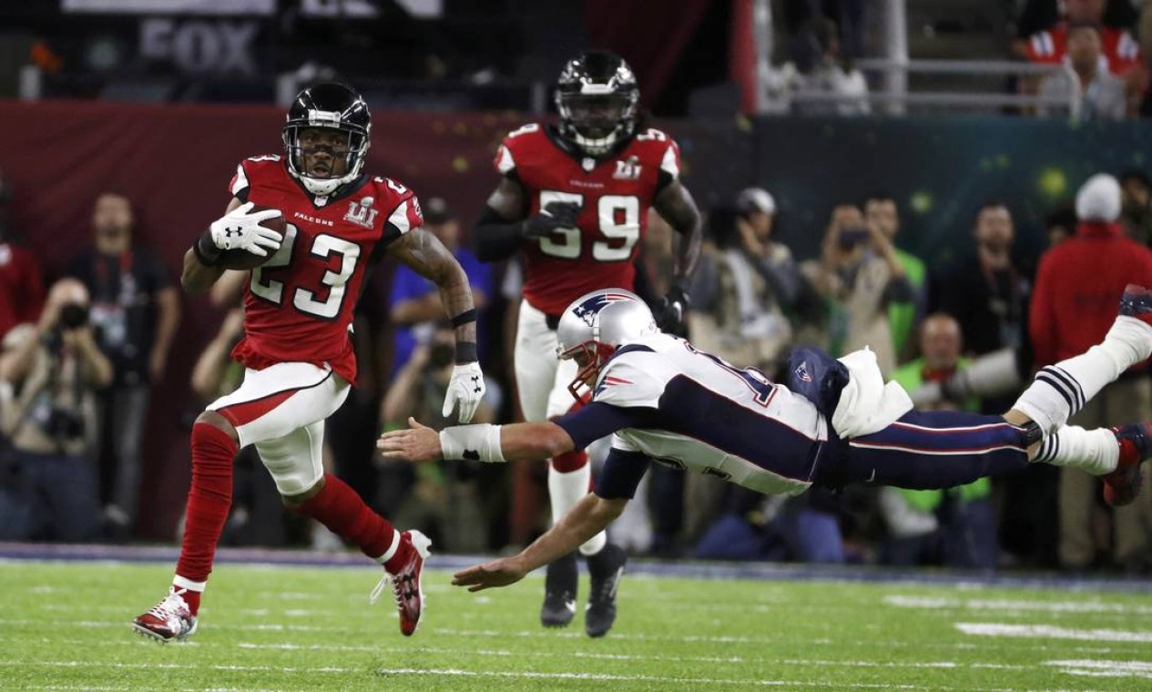 Robert Alford corre para fazer um touchdown para o Atlanta Falcons sobre o New England Patriots Foto: STRINGER / REUTERS