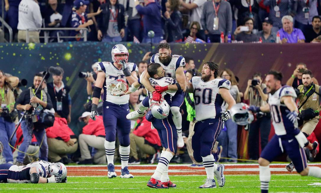 Jogadores do New England Patriots comemoram a vitória sobre o Atlanta Falcons no Super Bowl Foto: JAMIE SQUIRE / AFP