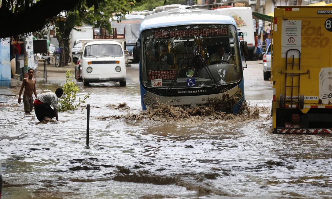 Forte chuva alaga a Estrada do Itanhangá, em 31/01/2015 Foto: Pablo Jacob / Agência O Globo