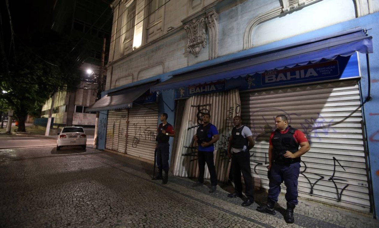 Alguns comerciantes contrataram segurança privada para proteger suas lojas no centro de Vitória Foto: Paulo Whitaker / REUTERS
