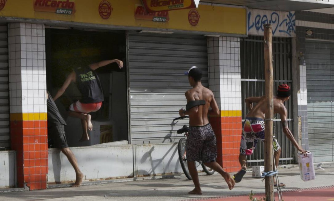 Diversas lojas e estabelecimentos comerciais foram saqueados na capital capixaba Foto: Diego Herculano / AP