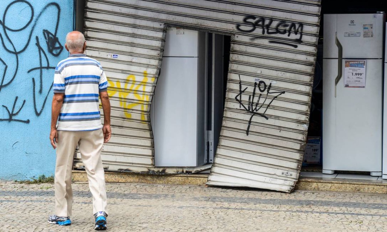 Algumas lojas tiveram suas portas arrancadas durante a onda de violência que tomou conta das ruas no Espírito Santo Foto: STRINGER / REUTERS