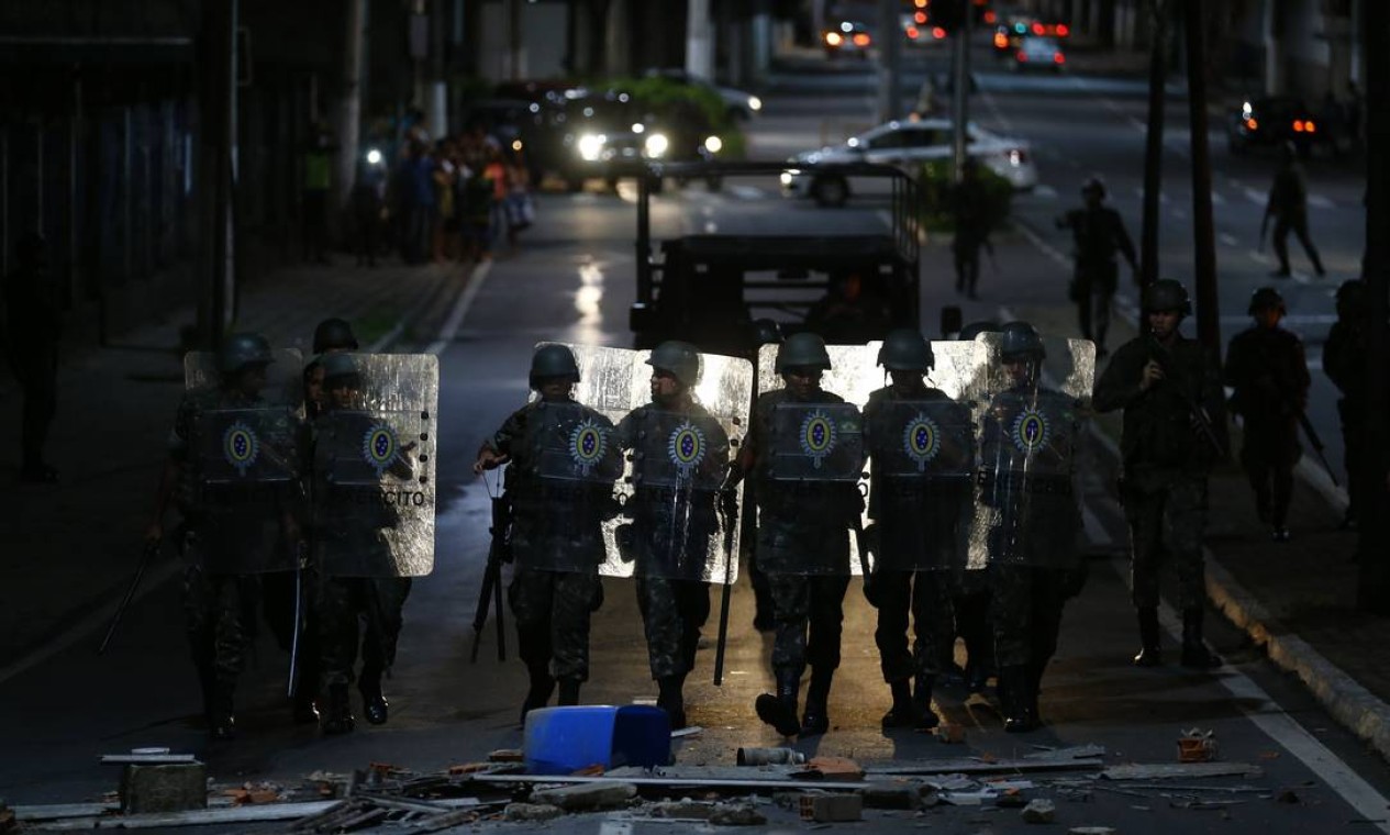 Soldados marcharam a noite para dispersar manifestantes Foto: Pablo Jacob / Pablo Jacob