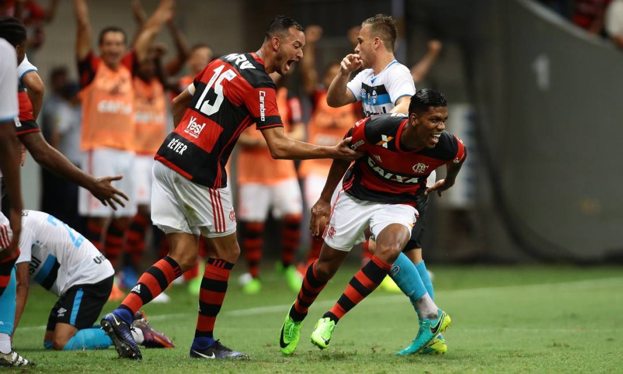 Estreante Berrío corre para comemorar o segundo gol da vitória do Flamengo sobre o Grêmio Foto: Jorge William