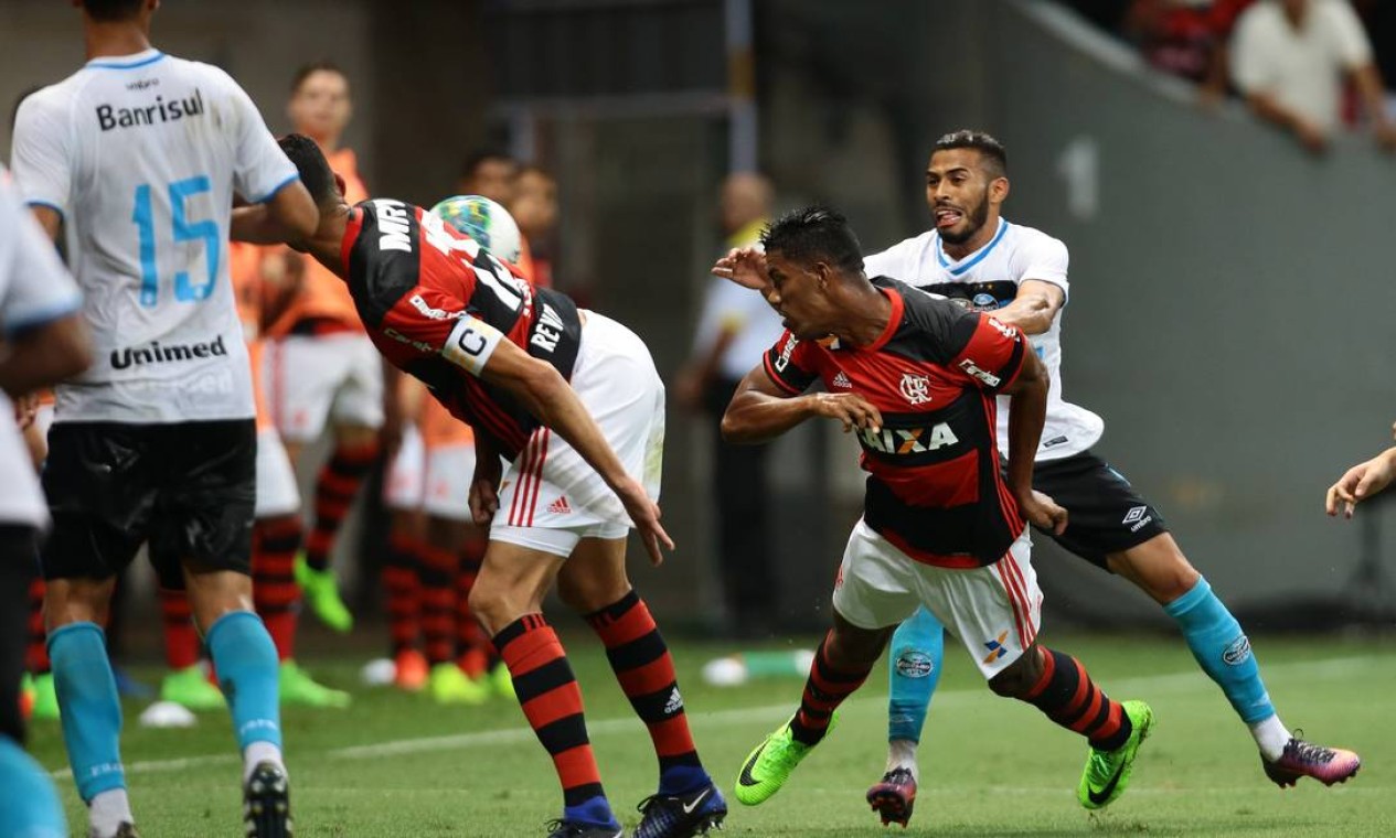 De cabeça, Berrío marcou na vitória do Flamengo sobre o Grêmio Foto: Jorge William