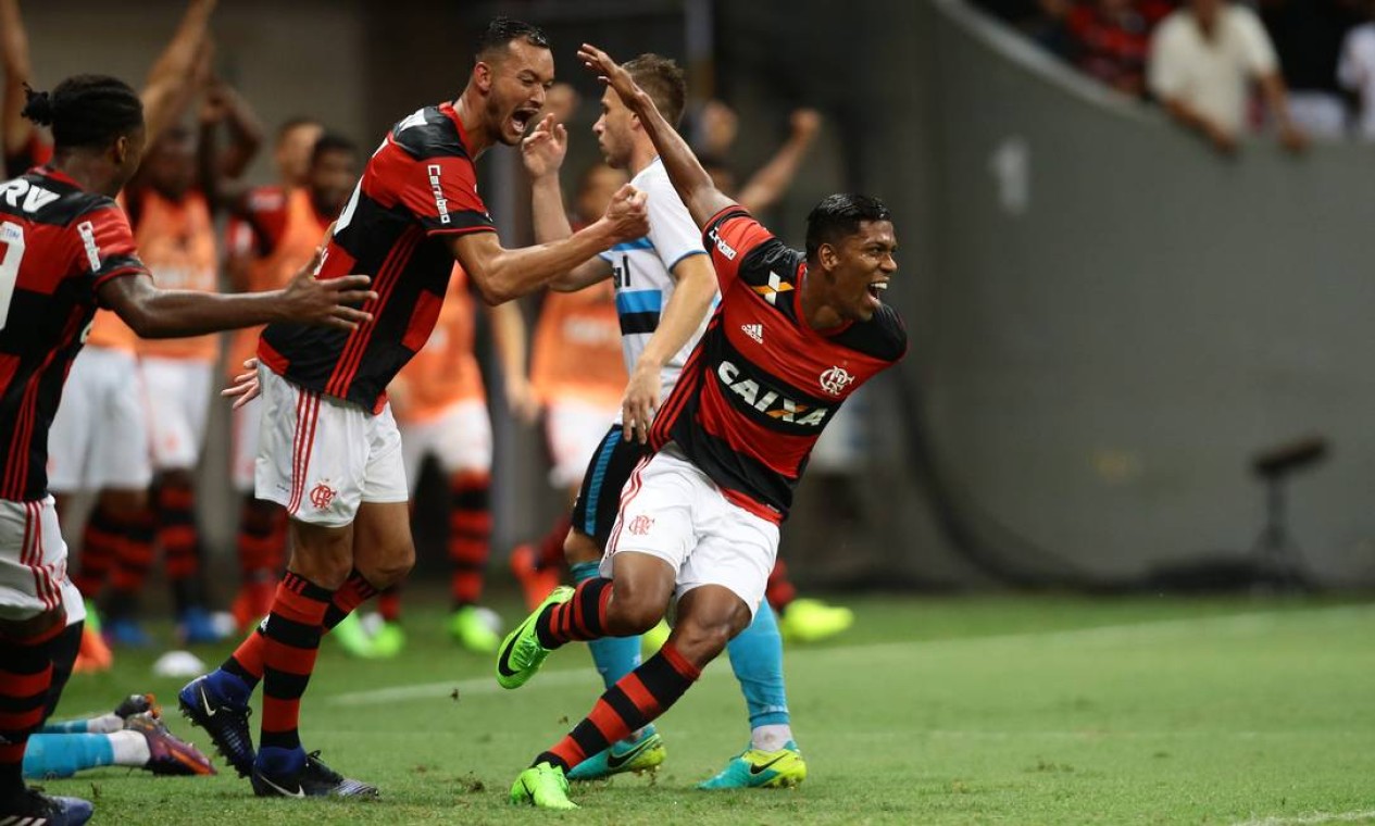 A alegria de Berrío ao marcar o primeiro gol com a camisa do Flamengo Foto: Jorge William