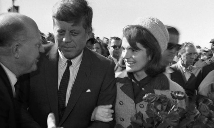 John e Jackie Kennedy: casal estava junto no assassinato brutal do então presidente Foto: AP