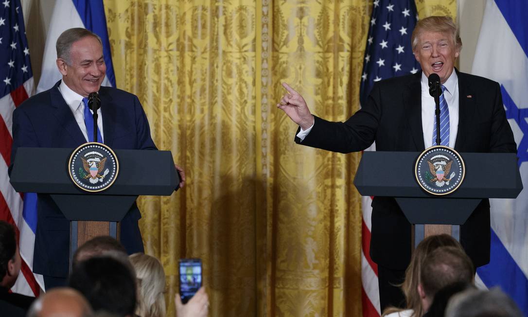 Netanyahu ri enquanto Trump fala em coletiva de imprensa na Casa Branca Foto: Evan Vucci / AP
