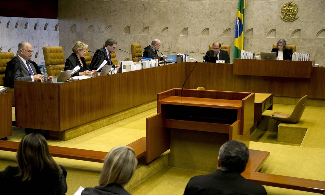 Foro privilegiado transformou STF em corte criminal, diz presidente da  Ajufe - 13/06/2016 - UOL Notícias